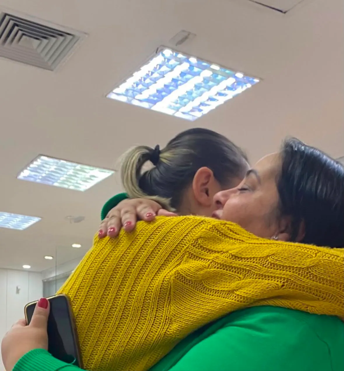 Duas mulheres se abraçam com emoção durante o anúncio dos casais selecionados.