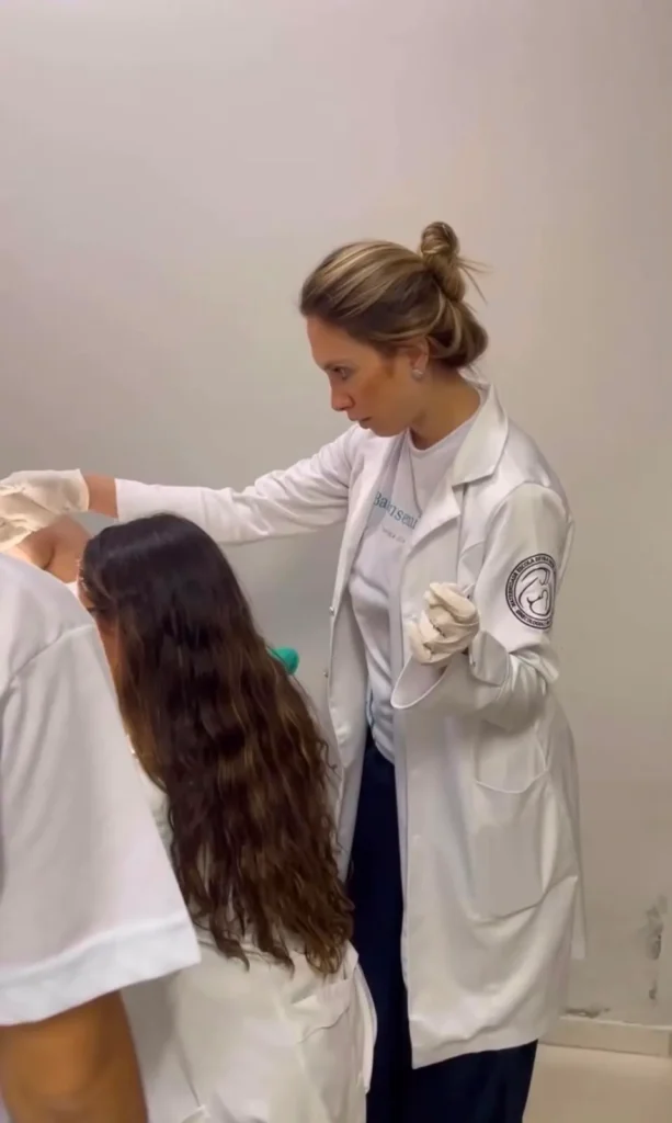 Profissional de jaleco branco do projeto durante atendimento de acompanhamento.