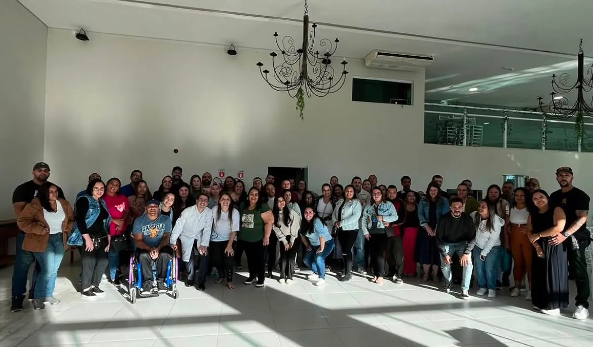 Participantes do projeto reunidos em um salão para o encontro da edição de 2024.